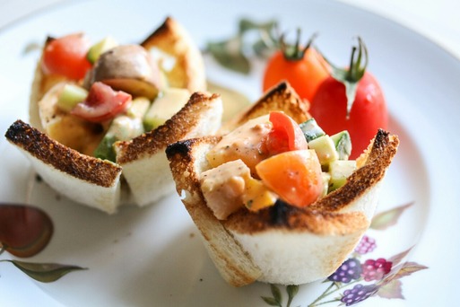 【朝ごはん】パンバスケット　入りコブサラダ