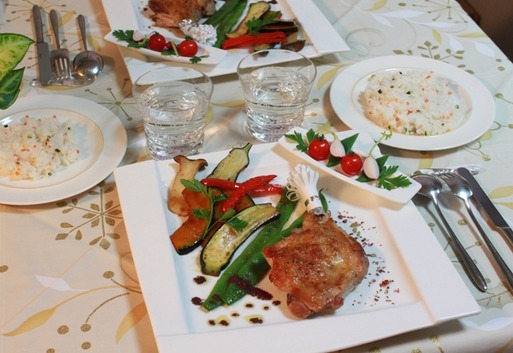 【クリスマス料理】鶏モモ肉のロースト　黒オリーブソース（タップナード）