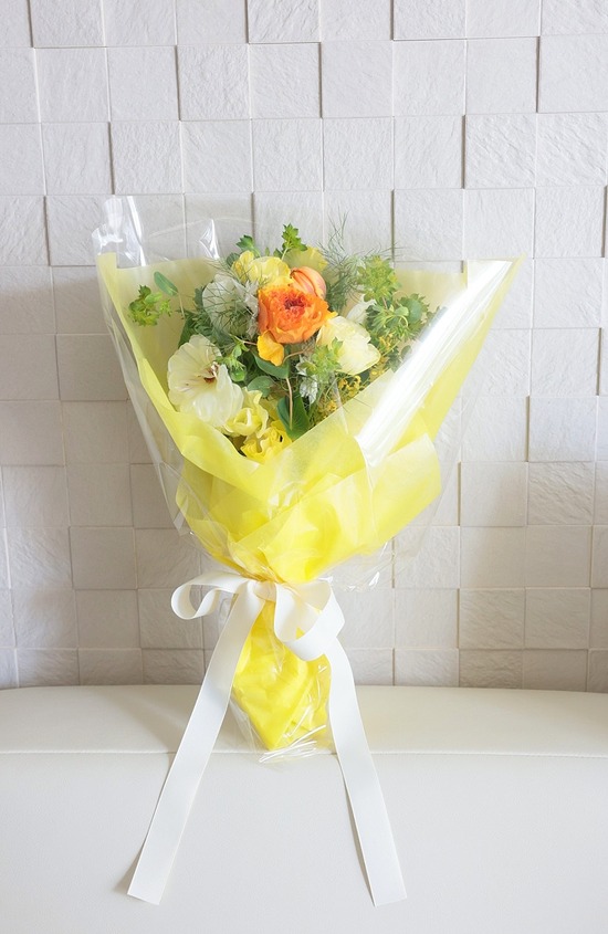 このオサレな花は、だれがくれたんだ？