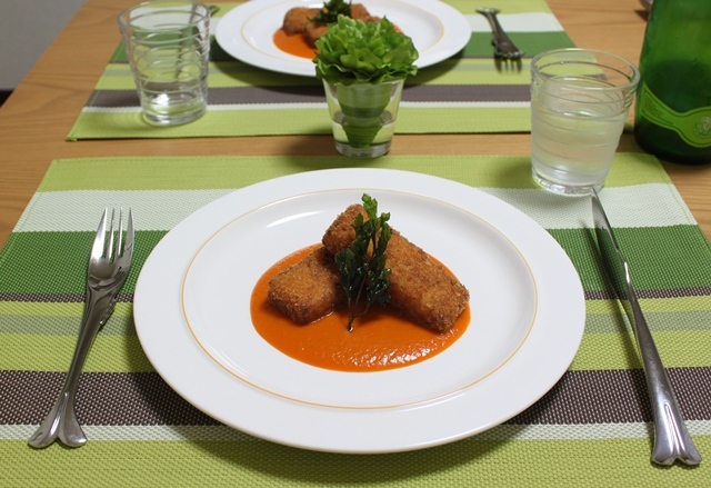 ■カニクリームコロッケ　のオレンジ色のソース