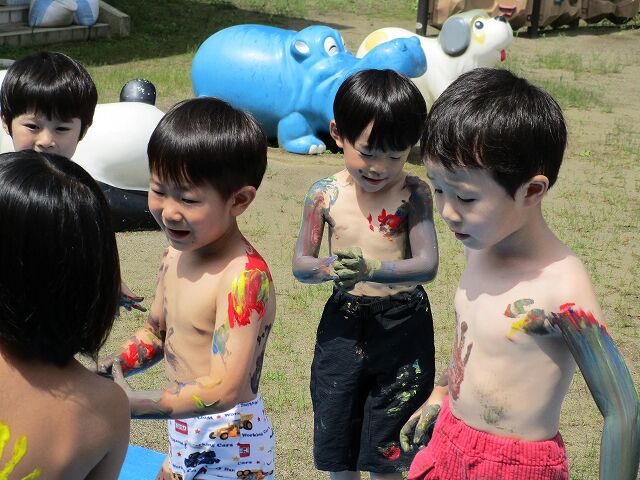 ボディーペインティング 高田大谷保育園 保育のようす ボディーペインティング 高田大谷保育園 保育のようす