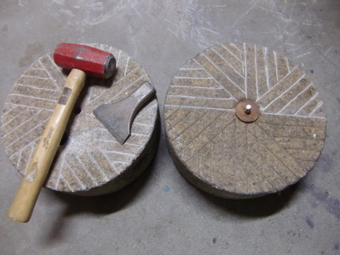 2010_0519_183936-碾臼の目立て