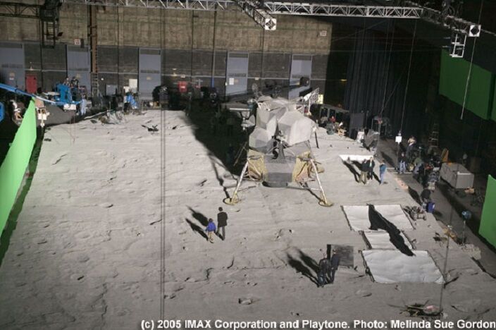 ig264_walk_moon_imax_09_02