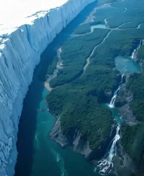 南極の氷壁の向こう側1