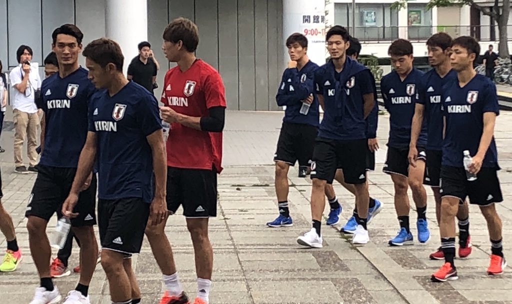 北海道地震 サッカー日本代表の選手たちが札幌の街中を歩く ホテル周辺を散歩し近くの公園でストレッチ ミーティング サッカーワールドカップ