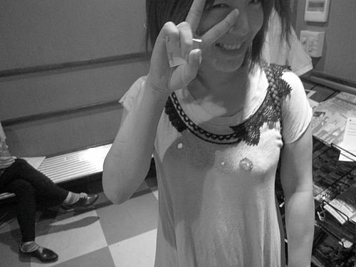 ライブ告知 白黒にすると写真はシリアスになりうるか