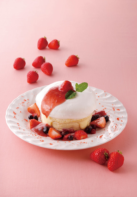 ストロベリーとベリーパンケーキソースかけ2024