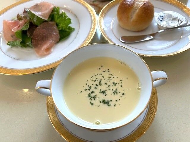 宝塚市 リニューアル情報】出雲綾さんプロデュース、サンタクルス1階