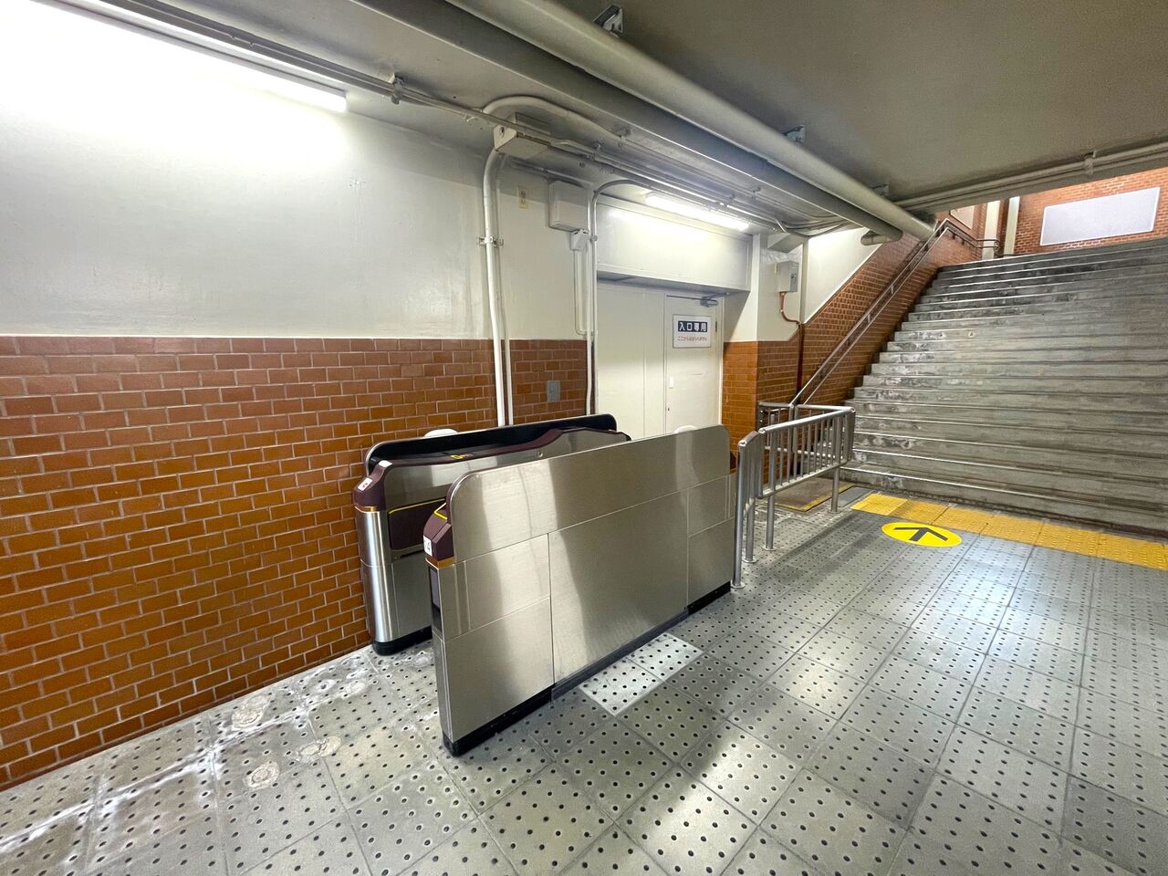 宝塚市 阪急電車】仁川駅の地下道にある『異世界に通じていそう