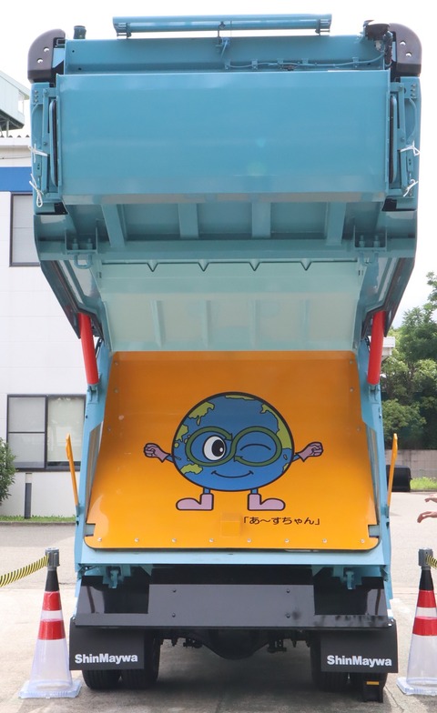 宝塚市様向け寄贈:新明和工業㈱製_環境学習用塵芥車_②