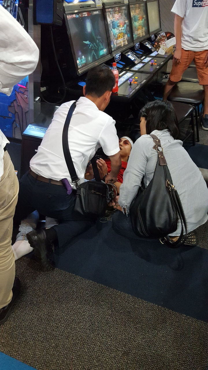 悲報 ゲーセンで財布盗もうとした陽キャが陰キャ3人に取り押さえられるw ワールドニュース集め