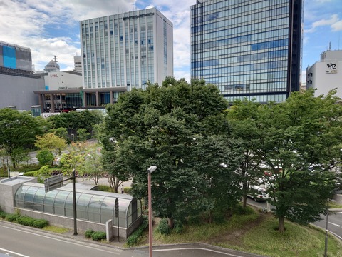 20220928_駅ビル望む
