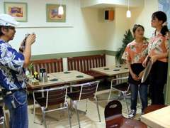 奥はテーブル席です