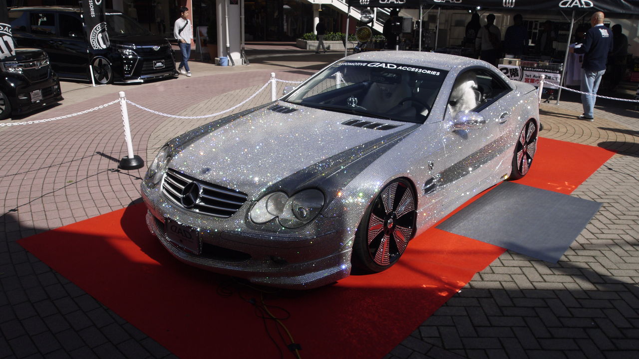 イベント会場でたびたび見かけるスワロフスキーの車 コンサート 演奏会 音楽イベント 学校行事 講演会 シンポジウム セミナー 自分史 ペットの映像企画制作 録音の業務日誌