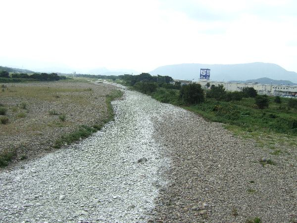 土器川とアスパラとキュウリ 自然農法に憧れて