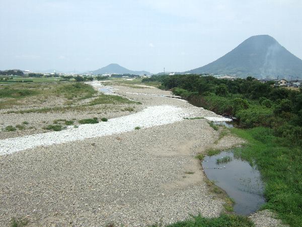 土器川とアスパラとキュウリ 自然農法に憧れて