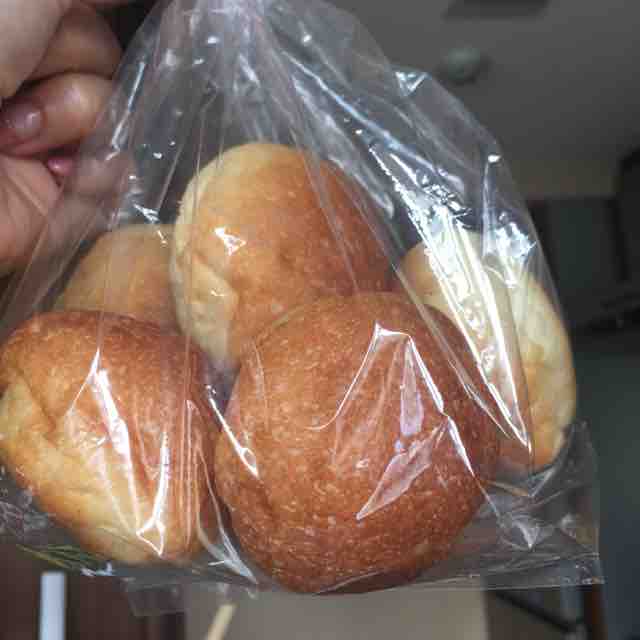 秦くんの丸パンがやっぱり美味しい むっちりしたお食事パンは売れ切れ必至なのでお取りおきがベター カタネベーカリー 代々木上原 資格ゲッターが行く