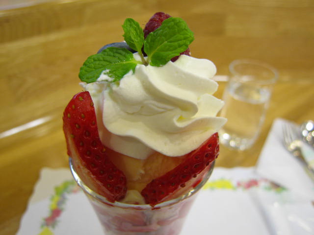 パフェを頂く フルーツパーラーレモン 日本橋 資格ゲッターが行く