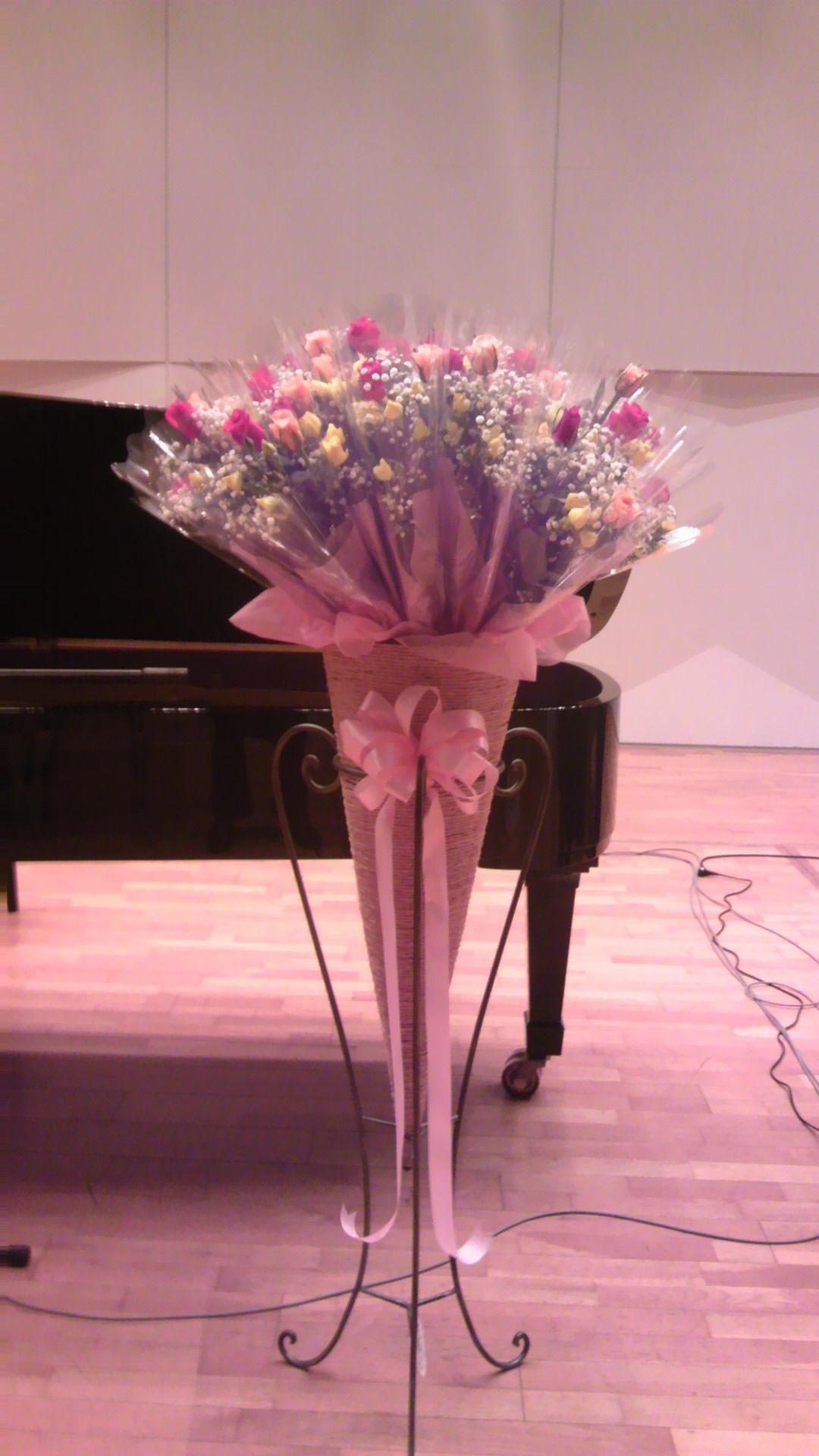 ピアノの発表会用スタンド花 八王子市いちょうホールにて 1 八王子の花屋 八王子竹内園芸 花は一番の花屋
