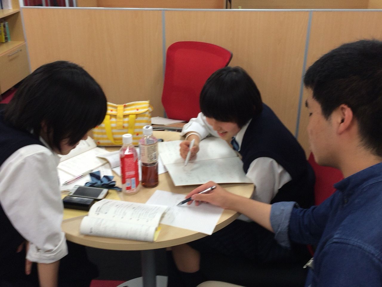 4stepを下敷きに高校先生の誕生日プレゼントを作る桐蔭学園の女子高生 個別指導塾 今日の町田校 町田 相模原 大和 大学受験の個別指導塾 予備校 武田塾町田校 4stepを下敷きに高校先生の誕生日プレゼントを作る桐蔭学園の女子高生 個別指導塾 今日の町田校 町田 相模原 大和 大学受験の個別指導塾 予備校 武田塾町田校