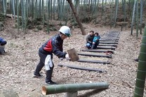SLのY君太い竹を割る_R