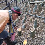 水に浮いたロウソクへ着火