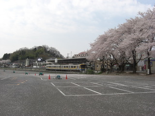 080404こどもの国開園前の駅と駐車場」