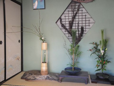 正月花に松竹梅 松 千両 カサブランカの生花を活けました 花と短歌と竹原と 正月花に松竹梅 松 千両 カサブランカの生花を活けました 花と短歌と竹原と