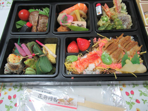 5月8日 日 は母の日 5月9日 月 は夫の命日です 墓参りをを兼ねて母の日のプレゼントの広島の正弁丹吾の弁当を買って来てくれました 花 と短歌と竹原と