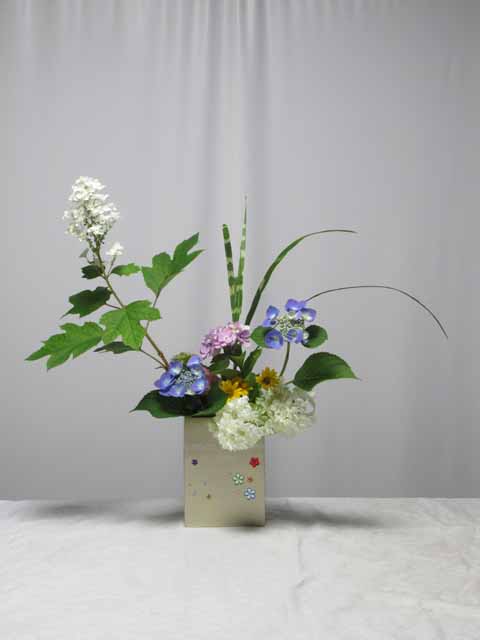 竹原市本川郵便局にとりどりの紫陽花の自由花を飾りました 花と短歌と竹原と