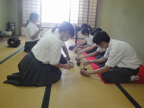 竹原中学校の茶華道部の部活紹介で 二年生は3名の入部予定者の3名に一生懸命に飲み方 立て方の体験の指導していました 花と短歌と竹原と 竹原中学校の茶華道部の部活紹介で 二年生は3名の入部予定者の3名に一生懸命に飲み方 立て方の体験の指導していました 花と短歌と竹原と