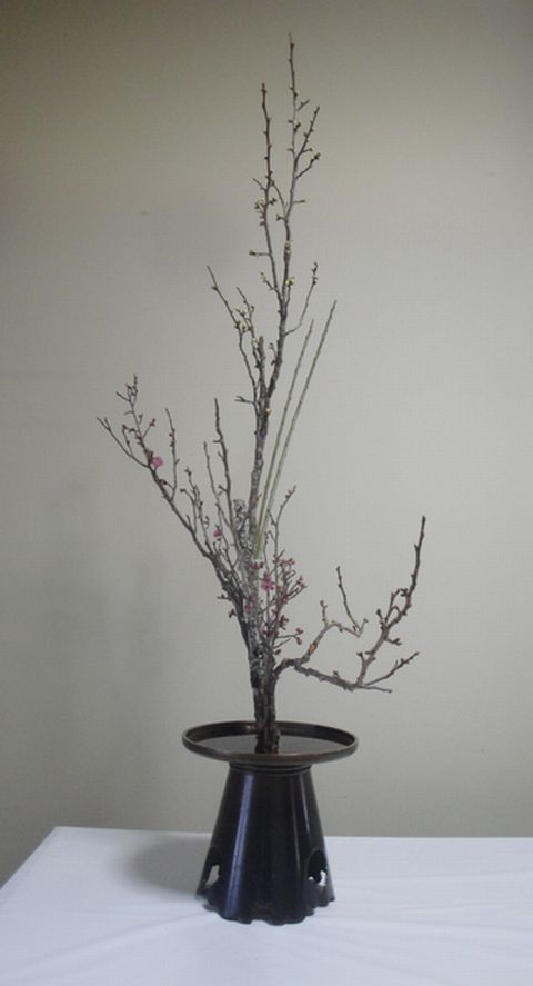 花瓶に活けた梅の花の刺繍作品