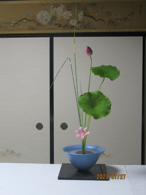 蓮・シマフトイ・ネリネの生花新風体 : 花と短歌と竹原と