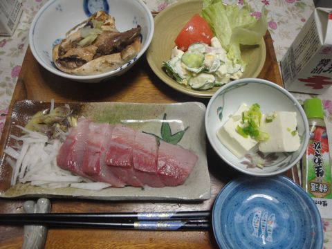 夕食にハマチの刺身 そのあら煮 野菜サラダ 冷ややっこを作りました 花と短歌と竹原と