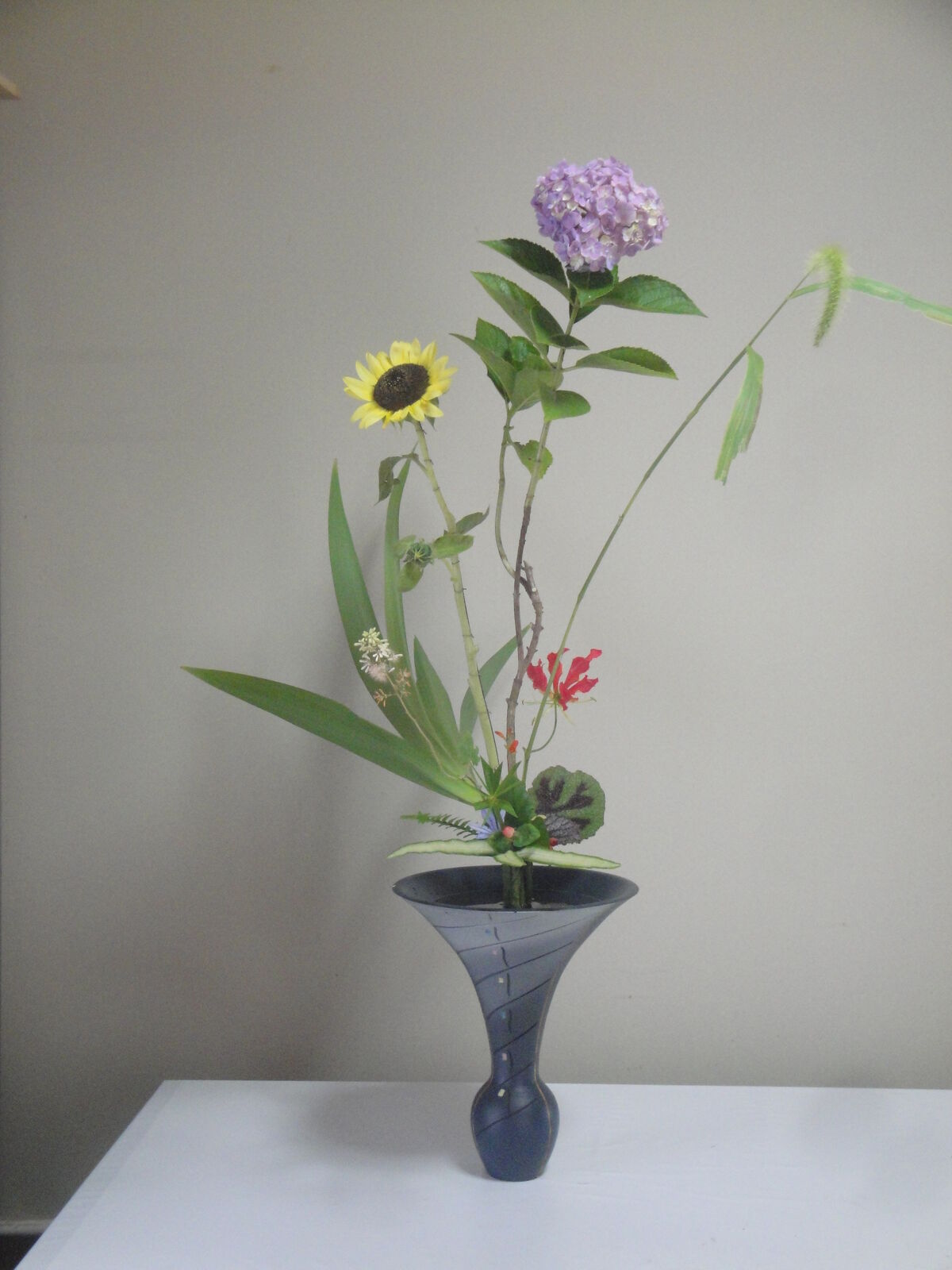 向日葵 紫陽花 竹シャガ グロリオ サ 猫じゃらし 観葉植物などの我が家の庭畑の花材で立花新風体を活けました 花と短歌と竹原と