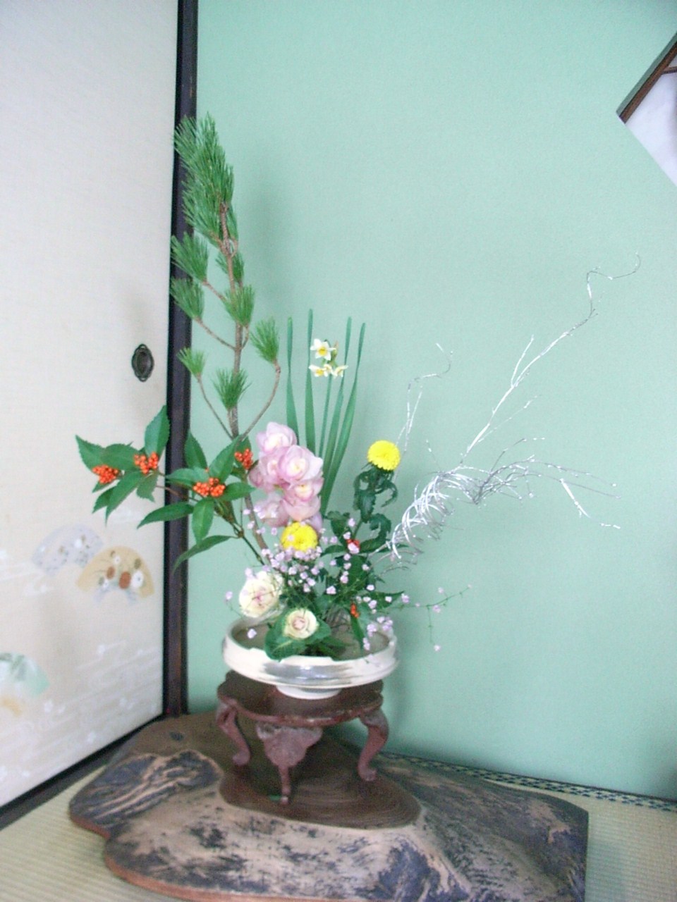 正月の花を玄関に生けました花と短歌と竹原と