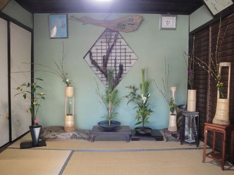 正月花に松竹梅 松 千両 カサブランカの生花を活けました 花と短歌と竹原と 正月花に松竹梅 松 千両 カサブランカの生花を活けました 花と短歌と竹原と