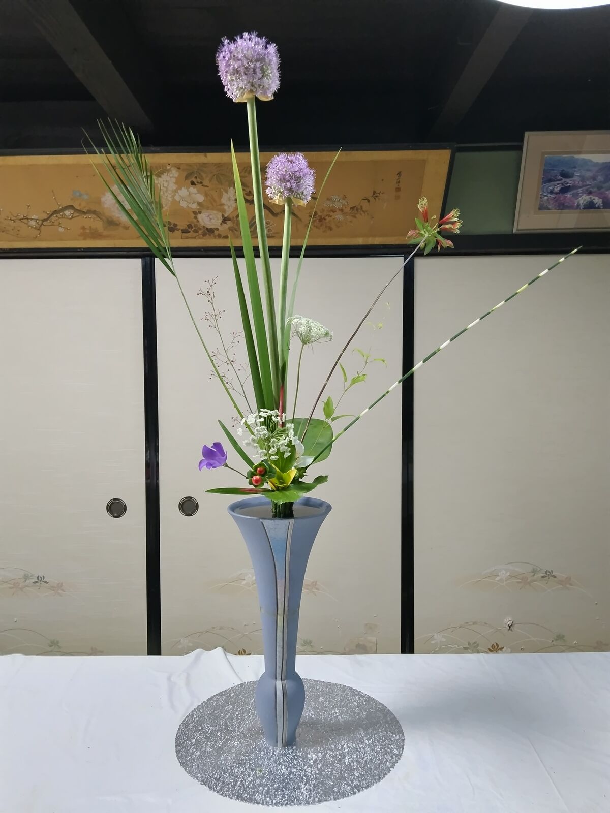 ギガンジュームを主の立花新風体を活けました:花と短歌と竹原と