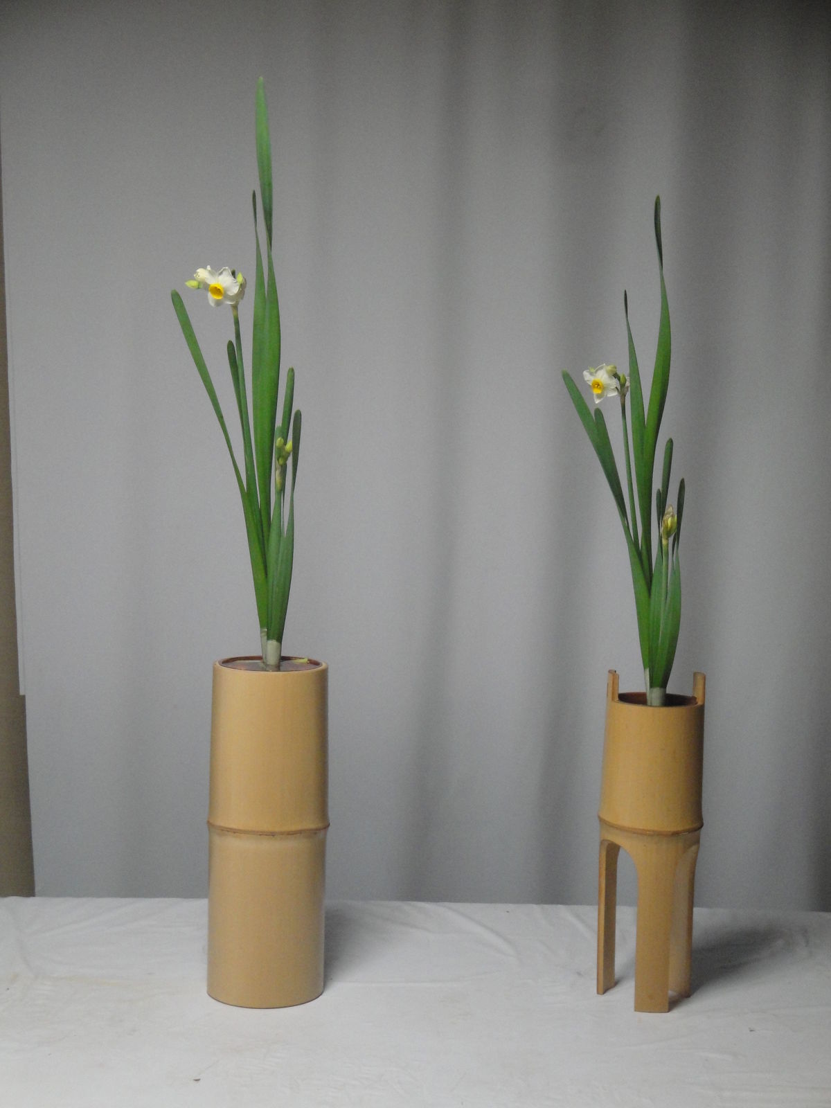 水仙の一種生けを鼎（かなえ）と寸筒に活けました : 花と短歌と竹原と