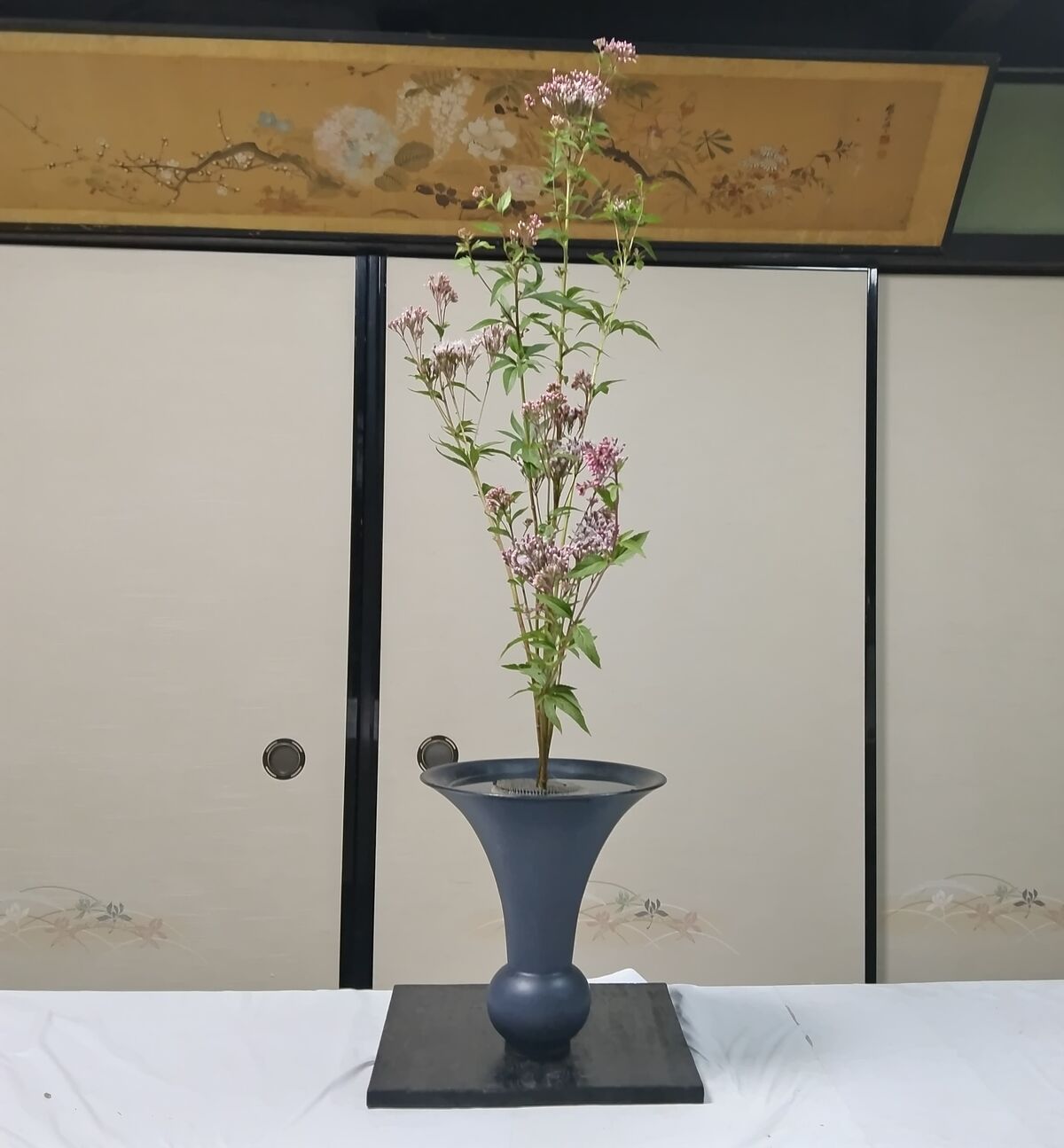 石化エニシダ・リンドウ・孔雀草の三種生けと藤袴とホトトギスの一種