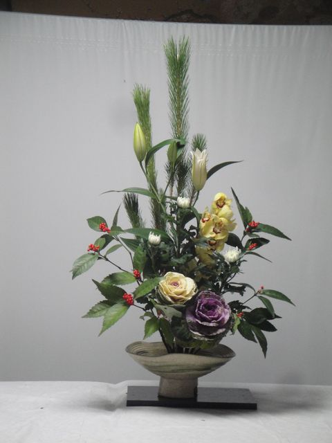 若松 蘭 菊 千両 葉ボタン等の正月花 若松 千両 カサブランカの三種生けの正月花を活けました 花と短歌と竹原と