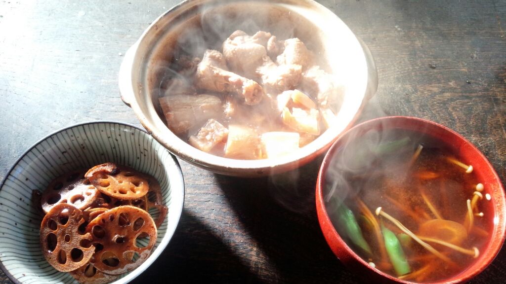 湯気立つ朝食 手前味噌お味見確認 たけみごはん