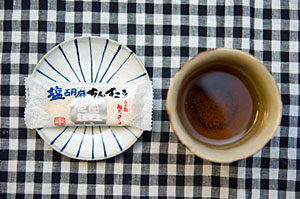 塩ゴマちんすこう(包装)&ほうじ茶