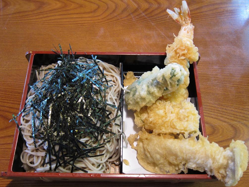 天ぷらが、はみ出してます!