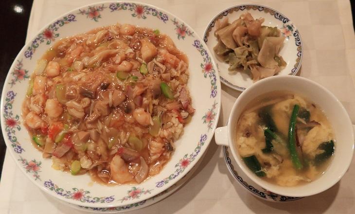 野菜と卵のスープは昼のサービス