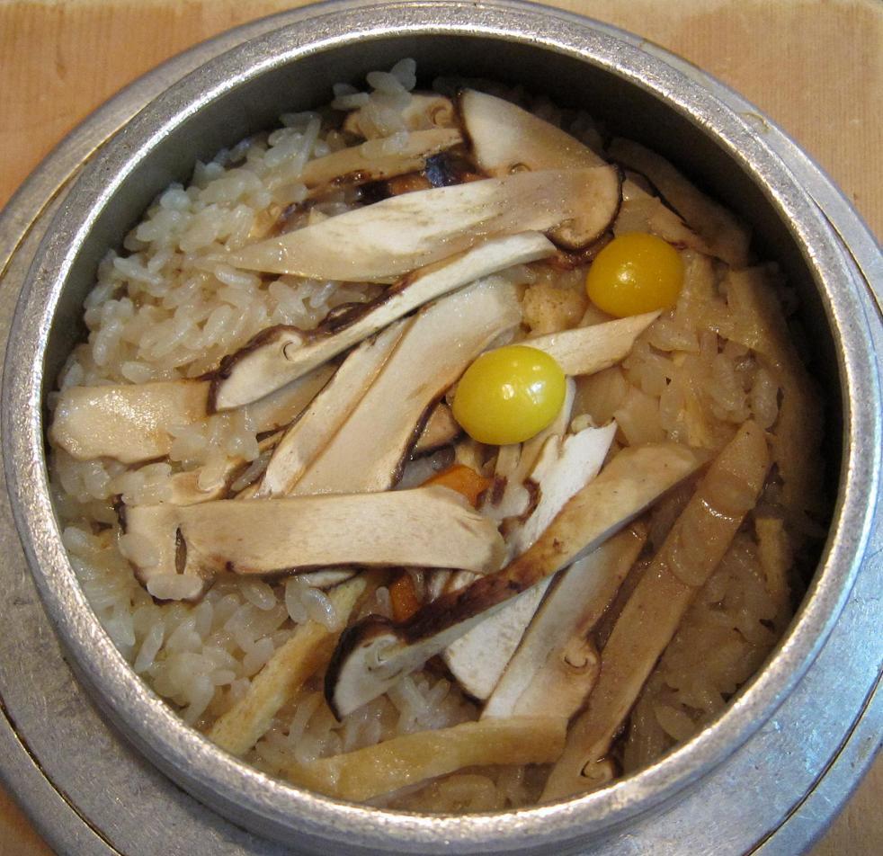 松茸釜飯アップ