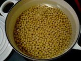 大豆を水でもどす