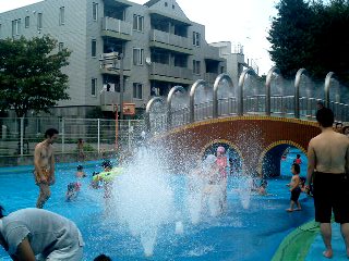 府中市美好町の水遊び公園