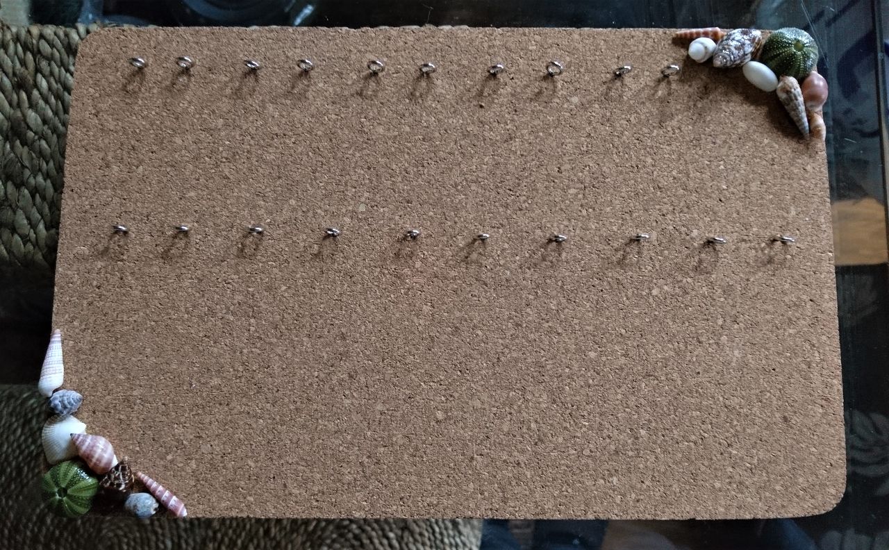 貝殻アクセサリーの仕上げ 波と風の音を聴きながら