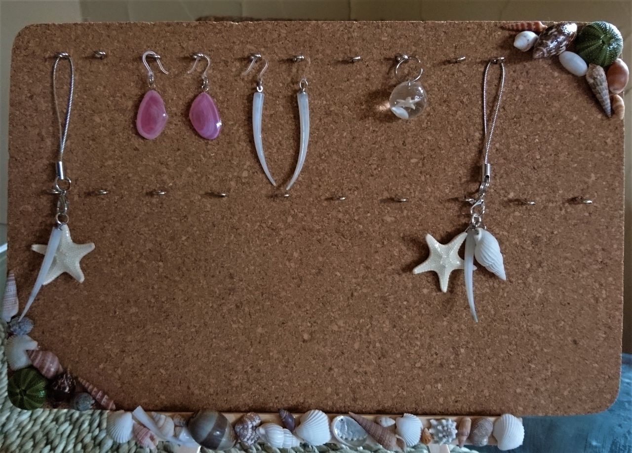 貝殻アクセサリーの仕上げ 波と風の音を聴きながら